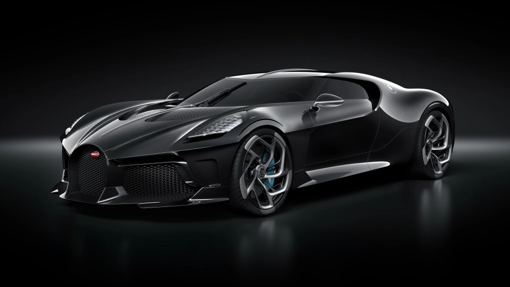 Koyu bir zeminde vurgulanan, siyah renk tonlarıyla dikkat çeken ve dünyanın en pahalı arabaları arasında gösterilen Bugatti La Voiture Noire hiper otomobil, detaylı ızgarası, şık farları ve özel jantlarıyla eşsiz dış tasarımını sergiliyor.