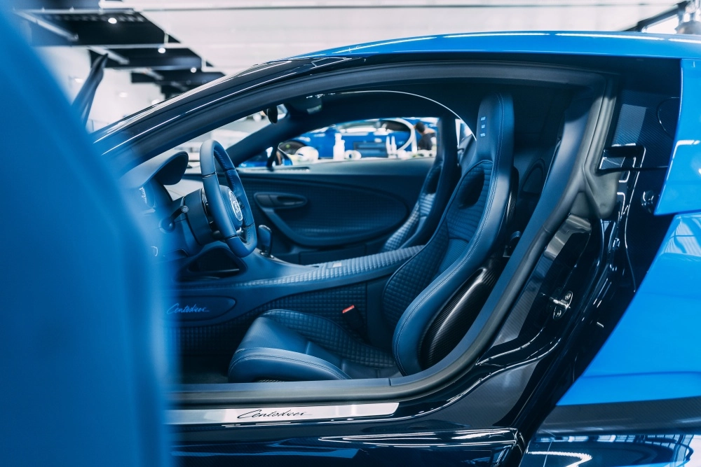 Bu Bugatti Centodieci hiper-otomobilinin mavi deri kaplamalı, el işçiliği detaylı iç mekanı, spor koltukları ve karbon fiber vurgularıyla dünyanın en pahalı otomobilleri arasındaki yerini gözler önüne seriyor.