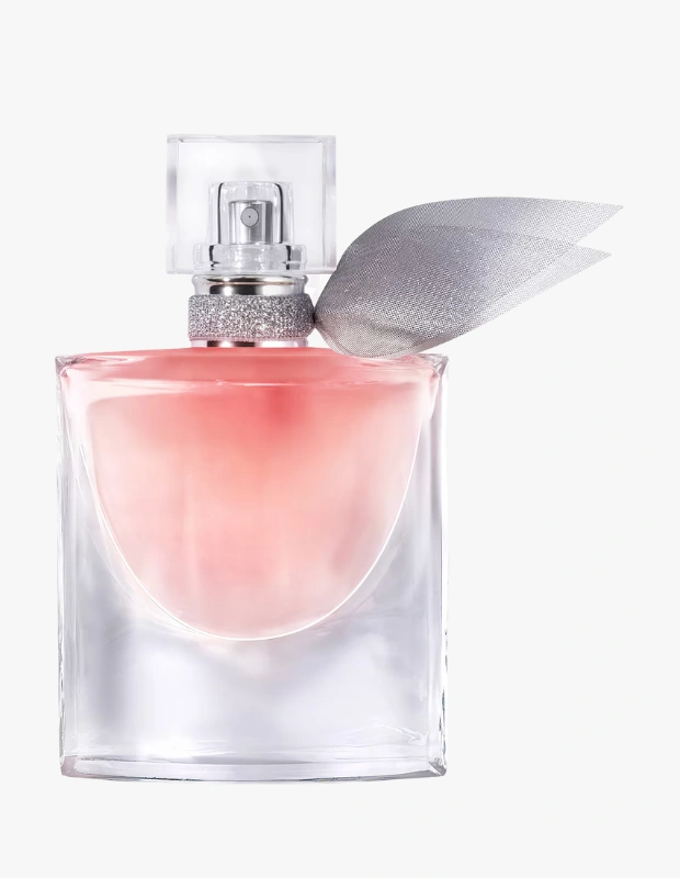 Ürün Cinsiyeti: Kadın
Ürün Tipi: Parfüm
Ürün Sezonsallığı: Dört Mevsim
Ürün Çeşidi: Eau de Parfum
Ürün Özellikleri:
La Vie Est Belle, Lancôme’un ikonik mutluluk ve feminenlik anlayışını yansıtan zamansız bir parfümdür. Tatlı ve çiçeksi notaların dengesiyle sıcak, zarif ve kalıcı bir etki sunar. Set formu sayesinde parfüm deneyimini tamamlayan bir kullanım sunar.
Öne Çıkan Detaylar:
İkonik ve feminen koku profili
Tatlı & çiçeksi denge
Uzun süre kalıcılık
Set avantajı
Kimler Kullanıyor?
Klasik, feminen ve sıcak kokuları seven kullanıcılar için idealdir.
Lancôme La Vie Est Belle ile feminen, sıcak ve zamansız bir koku deneyimi yaşayın.