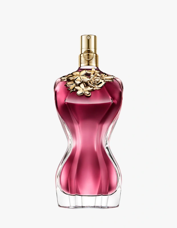 Marka Adı: Jean Paul Gaultier
Ürün Adı: Jean Paul Gaultier Kadın La Belle EDP
Ürün Cinsiyeti: Kadın
Ürün Tipi: Parfüm
Ürün Sezonsallığı: Yaz
Ürün Çeşidi: Eau de Parfum (EDP), Vanilyalı
Ürün Özellikleri: Kadın vücut figürünü zarifçe yansıtan, fuşya renkte cam şişesi ve boyun kısmındaki altın rengi çiçek detaylarıyla dikkat çeken bu Eau de Parfum, sulu armutun baştan çıkarıcı cazibesini yoğun vanilya ve ferah bergamot notalarıyla birleştirir. Özellikle yaz akşamlarında tene sıcak bir derinlik ve iddialı bir imza katarak kalıcılığıyla öne çıkar.
Öne Çıkan Detaylar:
- Kadın vücut figürünü andıran özgün ve sanatsal şişe tasarımı.
- Sulu armut, yoğun vanilya ve ferah bergamotun dengeli notaları.
- Yaz akşamları için ideal, tene sıcak bir derinlik katan iddialı bir koku imzası.
Kimler Kullanıyor?: Çekici ve feminen bir izlenim bırakmak isteyen, bronz tende güneşin sıcaklığıyla bütünleşen kokuları tercih eden bireyler için tasarlanmıştır. Yaz akşamlarında yumuşak bir zarafeti yüksek yayılım performansıyla birleştiren, kendinden emin ve iddialı bir koku arayanlar bu parfümü severek kullanabilir.