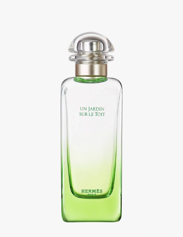 Ürün Cinsiyeti: Unisex
Ürün Tipi: Parfüm
Ürün Sezonsallığı: İlkbahar / Yaz
Ürün Çeşidi: Eau de Toilette
Ürün Özellikleri:
Un Jardin koleksiyonu, Hermès’in doğadan ilham alan ferah ve şiirsel koku anlayışını yansıtır. Bahçe temalı kompozisyonlar; yeşil, narenciye ve aromatik notalarla hafif, doğal ve zarif bir etki sunar. Günlük kullanımda taze ve sofistike bir iz bırakmayı hedefler.
Öne Çıkan Detaylar:
Doğadan ilham alan ferah koku profilleri
Yeşil & narenciye ağırlıklı yapı
Hafif ve rafine etki
Unisex kullanım
Kimler Kullanıyor?
Temiz, doğal ve sakin kokuları seven; parfümünde hafiflik ve zarafet arayan kullanıcılar için idealdir.
Hermès Un Jardin koleksiyonu ile ferah, doğal ve zamansız bir koku deneyimi yaşayın.