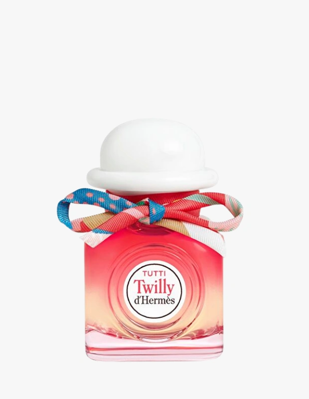 Marka Adı: Hermès
Ürün Adı: Hermès Kadın Twilly d'Hermès TUTTI EDP
Ürün Cinsiyeti: Kadın
Ürün Tipi: Parfüm
Ürün Sezonsallığı: Yaz
Ürün Çeşidi: Meyveli Parfüm
Ürün Özellikleri: Canlı pembe-turuncu degrade renk geçişine sahip şık cam şişesi, ikonik beyaz bombeli kapağı ve boynuna bağlanmış rengarenk, desenli ipek kurdelesiyle dikkat çeken bir Eau de Parfumdur. Taze zencefilin baharatlı enerjisini, sümbülteberin kremsi dokusu ve sandalağacının sıcaklığıyla harmanlayarak meyvemsi bir tazelik sunan modern ve enerjik bir klasik koku kompozisyonuna sahiptir.
Öne Çıkan Detaylar:
- Canlı pembe-turuncu degrade renk geçişine sahip modern şişe tasarımı.
- Şişe boynuna bağlanmış rengarenk, desenli ipek kurdele aksesuarı.
- Taze zencefil, sümbülteber ve sandalağacının meyvemsi tazelikle buluşan özgün koku harmanı.
Kimler Kullanıyor?: Enerjik, dikkat çekici ve ruh halini yükselten bir imza koku arayan, genç ruhlu ve modern kadınlar için idealdir. Klasik floral veya pudralı kokuları fazla ciddi veya statik bulan, spontane ve özgür bir yaşam tarzını benimseyen, sofistike bir tazelik ve sıcaklık arayan bireyler bu meyvemsi ve baharatlı kokuyu tercih ederler.
