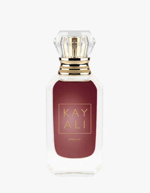 Marka Adı: Kayali
Ürün Adı: Kayali Kadın Vanilla 28 EDP
Ürün Cinsiyeti: Kadın
Ürün Tipi: Parfüm
Ürün Sezonsallığı: Yaz
Ürün Çeşidi: Vanilyalı Parfüm
Ürün Özellikleri: Saf vanilya, kahverengi şeker ve tonka fasulyesi notalarının zengin buluştuğu Kayali Kadın Vanilla 28 EDP, sıcak ve çok katmanlı yapısıyla öne çıkar. Yaz aylarının yüksek sıcaklıklarında dahi ferahlığını koruyarak tende kremsi ve baştan çıkarıcı bir etki yaratır, böylece gündüzden geceye zarif bir kullanım sunar.
Öne Çıkan Detaylar:
- Saf vanilya, kahverengi şeker ve tonka fasulyesi notalarıyla zengin bir koku.
- Sıcak ve çok katmanlı, derin bir yapı sunar.
- Yaz günlerine uygun, yüksek sıcaklıklarda dahi ferahlığını koruyan kalıcı etki.
Kimler Kullanıyor?: Bronz tene uyum sağlayarak çekici ve yakın temas hissi yaratmayı sevenler bu parfümü tercih edebilir. Yaz akşamlarında hem yumuşak bir feminenlik hem de yüksek yayılım performansı arayanlar için vanilyanın sıcaklığını zarif bir dokunuşla taşır. Modern ve dengeli bir vanilya yorumu arayanlar bu kokuya bayılacak.