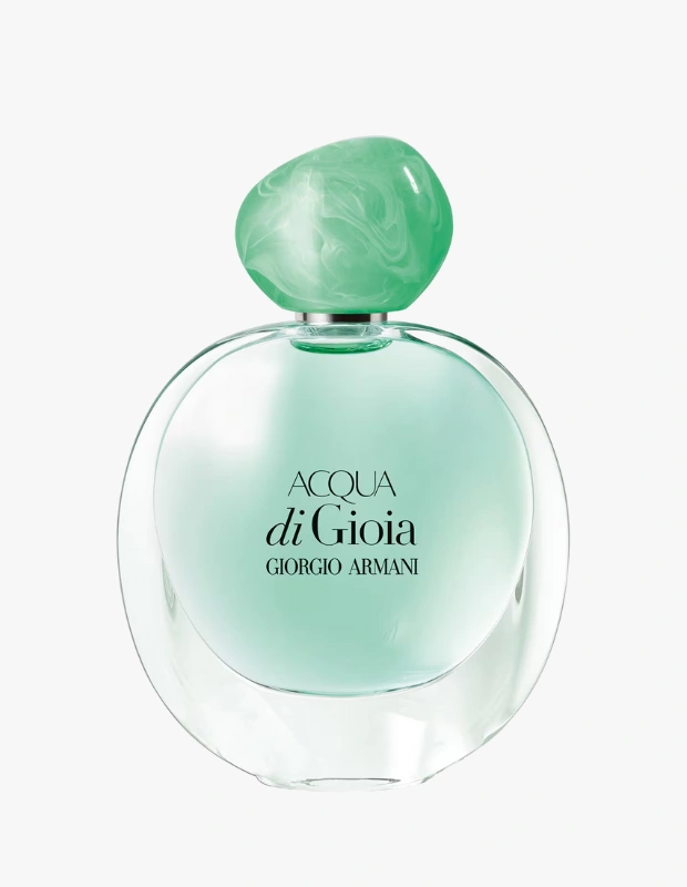 Marka Adı: Giorgio Armani
Ürün Adı: Giorgio Armani Kadın Acqua Di Gioia EDP
Ürün Cinsiyeti: Kadın
Ürün Tipi: Parfüm
Ürün Sezonsallığı: Yaz
Ürün Çeşidi: Aquatik / Deniz Esintili
Ürün Özellikleri: Şeffaf camdan tasarlanmış, yuvarlak hatlı ve zarif bir şişede sunulan bu Eau de Parfum, içindeki açık mint yeşili sıvısıyla görsel olarak ferah bir his uyandırır. Şişenin minimalist çizgilerini tamamlayan, doğal taş formunda ve mermer desenli yeşil kapak, ürüne özgün ve sofistike bir dokunuş katmaktadır. Şişe üzerinde markanın adı Giorgio Armani ve parfümün adı Acqua Di Gioia net bir şekilde görünmektedir. Limonun parlak ferahlığını yasemin ve serin deniz notalarıyla birleştiren formülü, Akdeniz'in canlandırıcı su esintisini teninize taşıyan, yüksek konsantrasyonlu bir Eau de Parfumdur.
Öne Çıkan Detaylar:
- Açık mint yeşili renkteki ferahlatıcı parfüm sıvısı.
- Mermer desenli, doğal taş görünümlü, organik formda tasarlanmış yeşil şişe kapağı.
- Limon, yasemin ve deniz notalarıyla Akdeniz esintisi sunan aquatik koku profili.
Kimler Kullanıyor?: Yaz mevsiminin enerjisini, denizin tazeliğini ve Akdeniz'in doğal güzelliğini seven, ferah ama karakterli bir imza koku arayışında olan bireyler için idealdir. Zarafeti ve doğal cazibeyi bir arada sunan, enerjik ve sofistike bir tarzı benimseyen kişiler, bu kokuyla tazelenmiş ve canlanmış hissedebilirler.
