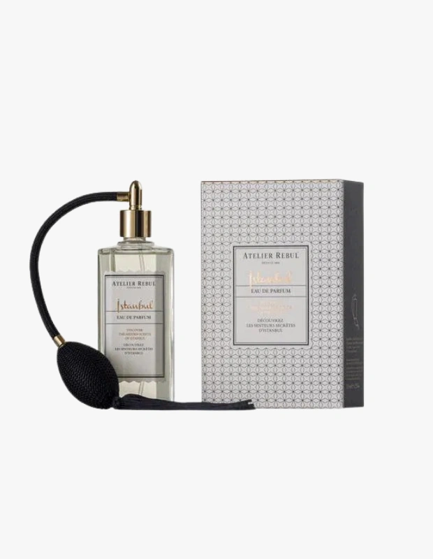 Ürün Cinsiyeti: Unisex
Ürün Tipi: Parfüm
Ürün Sezonsallığı: Dört Mevsim
Ürün Çeşidi: Eau de Parfum
Ürün Özellikleri:
İstanbul Eau de Parfum, şehrin tarihinden ve enerjisinden ilham alan sıcak ve karakterli bir koku profiline sahiptir. Baharatlı ve odunsu dokunuşlar, modern bir yorumla dengelenir. Kompakt boyutu sayesinde gün içinde kolayca taşınabilir.
Öne Çıkan Detaylar:
Baharatlı & odunsu koku karakteri
Şehirden ilham alan kompozisyon
Pratik seyahat boyu
Unisex kullanım
Kimler Kullanıyor?
Şehir ruhunu yansıtan, karakterli ama dengeli kokuları tercih eden kullanıcılar için uygundur.
Atelier Rebul İstanbul EDP ile şehrin ruhunu teninizde taşıyın.