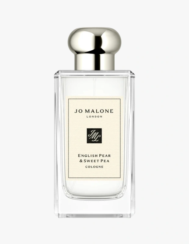 Marka Adı: Jo Malone
Ürün Adı: Jo Malone Kadın English Pear & Sweet Pea Cologne
Ürün Cinsiyeti: Kadın
Ürün Tipi: Kolonya
Ürün Sezonsallığı: Yaz
Ürün Çeşidi: Meyveli Çiçeksi
Ürün Özellikleri: Şeffaf cam şişesi ve parlak metalik kapağıyla modern ve minimalist bir tasarıma sahip olan Jo Malone English Pear & Sweet Pea Kolonya, sulu armut notalarını nazik kokulu bezelye çiçeğinin yumuşak pudramsı dokunuşuyla harmanlar. Tende taze ve ferah bir meyve esintisi bırakırken, zarif ve hafif bir koku deneyimi sunar. Şeffaf sıvı içeriğiyle temiz bir estetik taşır.
Öne Çıkan Detaylar:
- Sulu armut ve nazik bezelye çiçeği notaları
- Tende taze ve meyvemsi bir esinti bırakır
- Şık ve minimalist cam şişe tasarımı
Kimler Kullanıyor?: Enerjik, neşeli ve modern bir karaktere sahip olanlar bu kokuyu benimseyeceklerdir. Günlük yaşamlarında taze, genç ve spontane bir enerji arayan, klasik kokulardansa daha dinamik ve meyvemsi esintileri tercih eden kişiler için ideal bir tamamlayıcıdır. Zarafeti ve ferahlığı bir arada arayanlar için zarif bir seçimdir.