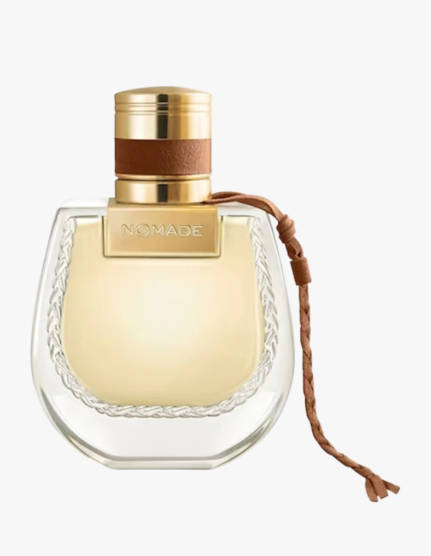 Marka Adı: Chloe
Ürün Adı: Chloe Kadın Nomade Jasmin Naturel Intense Parfüm
Ürün Cinsiyeti: Kadın
Ürün Tipi: Parfüm
Ürün Sezonsallığı: Yazlık
Ürün Çeşidi: Çiçeksi Parfüm
Ürün Özellikleri: Şeffaf cam şişesi, altın rengi kapağı ve kapağın altını saran kahverengi süet bandıyla dikkat çeken Chloe Nomade Jasmin Naturel Intense parfüm, zarif bir duruş sergiler. Şişe üzerinde belirgin bir şekilde yer alan NOMADE yazılı altın plaka ve yanından aşağıya sarkan örgülü süet ip detayı, ürüne bohem ve lüks bir hava katar. Şişenin iç kısmındaki örgülü cam desen, estetik detayları zenginleştirirken, açık sarı renkli parfüm sıvısı doğal ve sıcak bir izlenim verir. Mısır yasemini ve frezyanın, hurma ve armut notalarıyla harmanlandığı doğal içeriğiyle öne çıkar.
Öne Çıkan Detaylar:
- Doğal içerikli koku formulasyonu.
- Mısır yasemini, frezya, hurma ve armut notaları.
- Bohem lüks estetiğini yansıtan şişe tasarımı ve örgülü süet ip detayı.
Kimler Kullanıyor?: Bu parfüm, feminen ancak ağır olmayan, doğal ve sofistike kokuları tercih eden, özgür ruhlu ve zarif kadınlar için idealdir. Bohem lüks estetiğini benimseyen, stilinde sıcaklığı ve doğallığı bir araya getiren bireylerin yaz aylarındaki imzası olmayı hedefler. Gündelik kullanımdan özel davetlere kadar geniş bir yelpazede, tazelikle birlikte kalıcı ve karakterli bir duruş sergilemek isteyen herkesin beğenisine sunulmuştur.