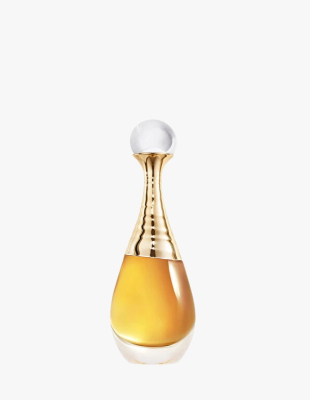 Marka Adı: Dior
Ürün Adı: Dior Kadın J'adore L'or EDP
Ürün Cinsiyeti: Kadın
Ürün Tipi: Parfüm
Ürün Sezonsallığı: Yaz
Ürün Çeşidi: Çiçeksi
Ürün Özellikleri: Bu ultra-lüks kadın parfümü, portakal çiçeği, yasemin ve gül özlerinin en saf ve yoğun haliyle karakterize edilen çiçeksi bir kompozisyondur. Ciltte adeta sıvı altın gibi yayılarak güneşin tüm parıltısını taşıyan zarif bir koku deneyimi sunar. EDP (Eau de Parfum) konsantrasyonu sayesinde yüksek kalıcılık sağlarken, ikonik damla formundaki altın renkli, zarif şişesiyle de göz alıcı bir estetiğe sahiptir.
Öne Çıkan Detaylar:
- Portakal çiçeği, yasemin ve gülün en saf özleriyle oluşturulmuş yoğun çiçeksi kompozisyon.
- Tende adeta sıvı altın gibi yayılan, ultra-lüks ve ışıltılı bir koku deneyimi.
- Altın renkli, ikonik damla formu ve zarif tasarımlı şişe.
Kimler Kullanıyor?: Feminen ve zarif bir duruş sergilemeyi seven, ancak yaz aylarında ağırlaşmayan, hafif ve romantik kokuları tercih eden kadınlar bu parfümü rahatlıkla kullanabilir. Güneşin ışıltısını ve çiçeklerin zarafetini teninde taşımak isteyen, kendine özgü ve lüks bir imza arayanlar için ideal bir seçimdir.