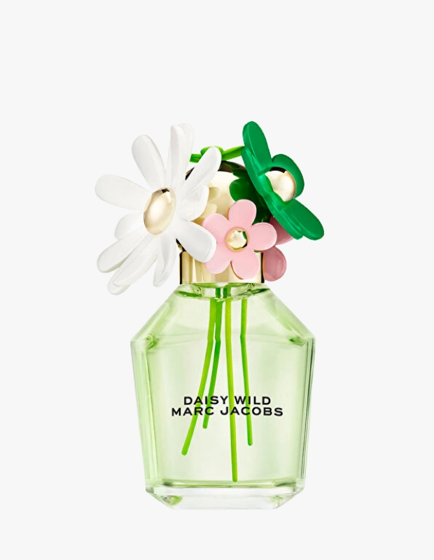 Ürün Cinsiyeti: Kadın
Ürün Tipi: Parfüm
Ürün Sezonsallığı: İlkbahar / Yaz
Ürün Çeşidi: Eau de Parfum
Ürün Özellikleri:
Daisy Wild, Marc Jacobs’ın ikonik Daisy dünyasını daha özgür ve enerjik bir yorumla yeniden ele alır. Canlı çiçek notaları ve taze dokunuşlarıyla feminen ama modern bir koku profili sunar. Hafif ama kalıcı yapısı sayesinde günlük kullanımda ferah ve neşeli bir etki yaratır.
Öne Çıkan Detaylar:
Çiçeksi ve taze koku karakteri
Günlük kullanıma uygun hafif yapı
Feminen ve enerjik etki
Modern Daisy yorumu
Kimler Kullanıyor?
Doğal, enerjik ve pozitif kokuları seven; parfümünü gün boyu rahatlıkla taşımak isteyen kullanıcılar için idealdir.
Marc Jacobs Daisy Wild EDP ile taze, enerjik ve modern bir çiçeksi koku deneyimi yaşayın.