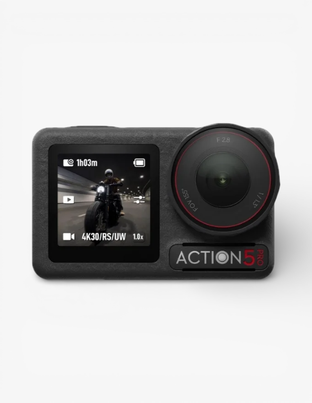 Macera tutkunları için Sevgililer Günü hediye fikri olan DJI Action 5 Pro aksiyon kamerası, ekranında gece sürüşü yapan bir motosikletliyi 4K kalitede gösteriyor.