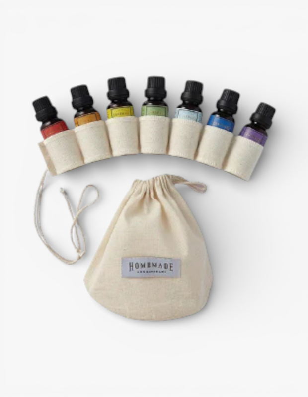 Farklı zevklere özel bir Sevgililer Günü hediyesi olan Homemade Aromaterapi uçucu yağ seti. Çeşitli yağlar, yarım daire şeklindeki bez taşıyıcıda ve yanında büzgülü kesesiyle sunuluyor.