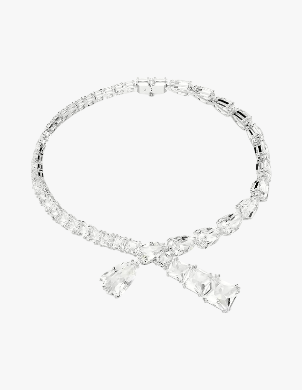 Swarovski'nin Sevgililer Günü hediye önerisi: Farklı kesimlerdeki parlak kristallerden oluşan, ön kısmında modern bir fiyonk detayı bulunan gümüş rengi şık kolye.