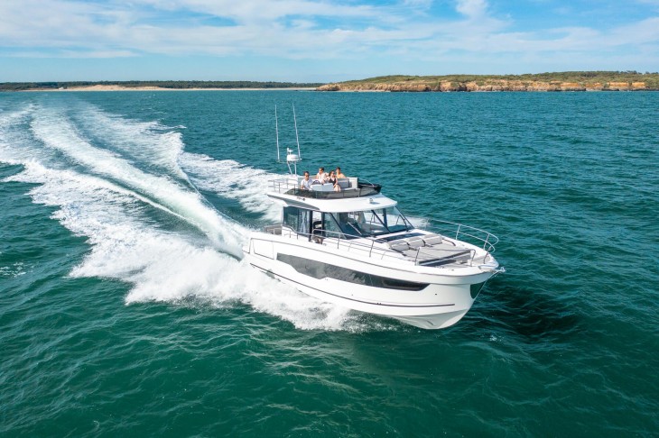 Seyir halinde Jeanneau MF 1295 Fly motoryat, giriş segmenti, flybridge, beyaz, yaz mevsimi, mavi yolculuk