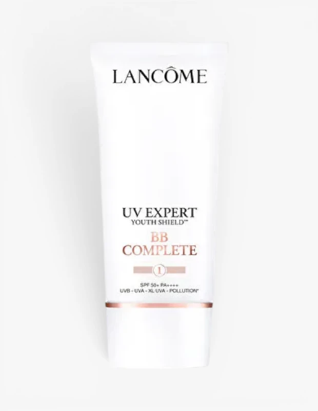 Marka Adı: Lancôme
Ürün Adı: Lancôme UV Expert Youth Shield BB Complete SPF 50+ PA++++
Ürün Cinsiyeti: Kadın
Ürün Tipi: Güneş Koruyucu
Ürün Sezonsallığı: Yaz
Ürün Çeşidi: BB Krem
Ürün Özellikleri: Bu Lancôme markalı ürün, UV Expert Youth Shield serisinin BB Complete versiyonudur. Cildi UVB, UVA, XL UVA ışınlarına ve çevresel kirliliğe karşı korumak üzere tasarlanmış SPF 50+ ve PA++++ gibi çok yüksek koruma faktörlerine sahiptir. Cilt tonunu eşitleyici ve kusurları kapatıcı BB krem özelliği sayesinde doğal ve pürüzsüz bir görünüm sunar. Pratik beyaz tüp ambalajı ve zarif rose gold detaylarıyla şık bir tasarıma sahiptir.
Öne Çıkan Detaylar:
- SPF 50+ PA++++ ile çok yüksek ve geniş spektrumlu UV koruması
- UVB, UVA, XL UVA ve çevresel kirliliğe karşı kapsamlı gençlik kalkanı (Youth Shield) etkisi
- Cilt tonunu eşitleyen ve kusurları doğal bir şekilde gizleyen BB krem özelliği
Kimler Kullanıyor?: Cildini güneşin zararlı etkilerinden ve çevresel kirlilikten güçlü bir şekilde korurken, aynı zamanda cilt tonunu eşitleyen ve kusurları doğal bir dokunuşla kapatan pratik bir ürün arayışında olan kişiler bu ürünü tercih edebilir. Özellikle açık hava aktivitelerini seven, cildine özen gösteren ve makyajsız dahi pürüzsüz bir görünüm elde etmek isteyenler için idealdir.