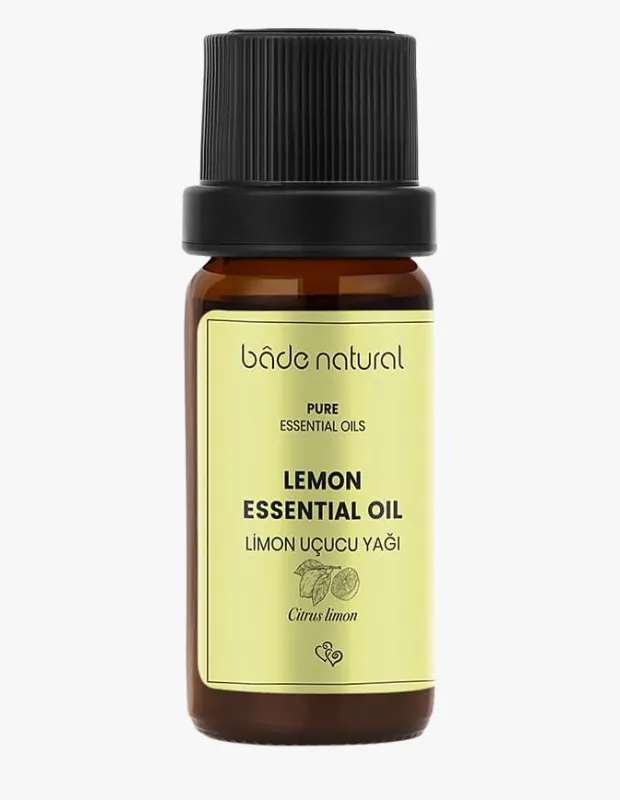 Marka Adı: Bade Natural
Ürün Cinsiyeti: Belirtilmemiş
Ürün Tipi: Uçucu Yağ
Ürün Sezonsallığı: Belirtilmemiş
Ürün Çeşidi: Limon
Ürün Özellikleri: Bade Natural markasına ait bu ürün, saf limon uçucu yağıdır. Ürün, içeriğinin Pure Essential Oils (Saf Uçucu Yağlar) olduğunu belirten bir etikete sahiptir ve botanik adı Citrus limon olarak geçmektedir. Amber rengi cam şişesi ve siyah tırtıllı kapağı ile tipik bir esansiyel yağ şişesi görünümündedir. Aromaterapi ve çakra dengeleme uygulamalarında kullanılmak üzere tasarlanmıştır.
Öne Çıkan Detaylar:
- Saf ve doğal limon uçucu yağıdır.
- Zihinsel sisi dağıtma ve odaklanmayı artırma özelliğiyle bilinir.
- Amber renkli cam şişesi, ürünün ışığa karşı korunmasını sağlar.
Kimler Kullanıyor?: Enerji merkezlerini doğal yollarla dengelemeye ve içsel güçlerini açığa çıkarmaya özen gösteren herkes bu ürünü kullanabilir. Zihinsel berraklık, odaklanma ve motivasyon arayışında olan, özgüvenini tazelemek isteyen bireyler için idealdir. Aromaterapiyi günlük yaşamının bir parçası haline getirmiş, holistik yaklaşımları benimseyen kişiler için uygundur.