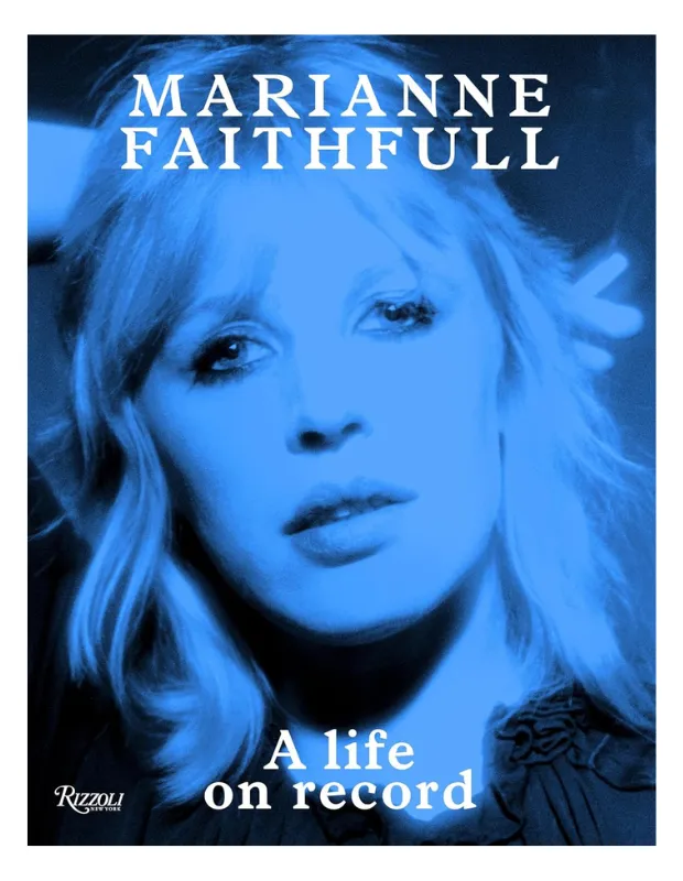 Marianne Faithfull’un portresinin yer aldığı “A Life on Record” biyografi kitabının kapak görseli