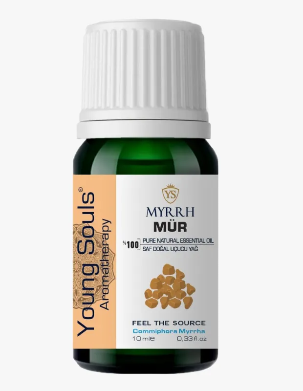 Marka Adı: Young Souls Aromatherapy
Ürün Cinsiyeti: Belirtilmemiş
Ürün Tipi: Uçucu Yağ (Esansiyel Yağ)
Ürün Sezonsallığı: Belirtilmemiş
Ürün Çeşidi: Mür Uçucu Yağı (Commiphora Myrrha)
Ürün Özellikleri: Young Souls Aromatherapy markasına ait bu ürün, 10 ml hacminde koyu yeşil cam şişede sunulan %100 saf doğal mür uçucu yağıdır. Üzerinde beyaz yivli bir kapak bulunan şişenin etiketi, turuncu ve beyaz renklerin hakim olduğu bir tasarıma sahiptir ve mür reçinesi taneciklerinin görselini içerir. Latince adı Commiphora Myrrha olarak belirtilen bu yağ, kullanıcıya kökeni hissetme (Feel The Source) deneyimi sunmayı hedefler. Spiritüel vizyonu fiziksel gerçeklikle birleştiren, derin bir huşu ve topraklanmış bir maneviyat sunan, dünyadaki en eski ve kutsal reçinemsi notalara sahip bir yapıdadır.
Öne Çıkan Detaylar:
- %100 saf ve doğal mür esansiyel yağıdır.
- Commiphora Myrrha bitkisinden elde edilen bu yağ, antik ve kutsal reçinemsi notalara sahiptir.
- Tepe Çakrayı dengeleyerek spiritüel vizyonu fiziksel gerçeklikle birleştirmeye, derin huşu ve topraklanmış maneviyat hissi yaratmaya yardımcı olur.
Kimler Kullanıyor?: Bu ürün, kişisel gelişimine önem veren, ruhsal denge arayışında olan ve içsel huzuru deneyimlemek isteyen herkes için idealdir. Aromaterapinin gücüne inanan, meditasyon ve çakra dengeleme gibi bütünsel şifa pratiklerini yaşamına dahil eden veya spiritüel vizyonunu fiziksel gerçeklikle birleştirmeyi arzulayan kişiler bu mür uçucu yağını günlük ritüellerine ekleyebilir. Kendi iç dünyalarıyla derin bir bağ kurmayı ve topraklanmış bir maneviyat hissi elde etmeyi amaçlayan bireyler için zenginleştirici bir deneyim sunar.