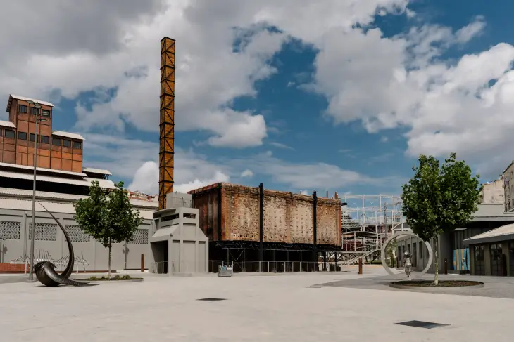 İstanbul’da yer alan kültür-sanat kompleksi Müze Gazhane’nin açık avlusunda modern sanat heykelleri ve endüstriyel mimari yapılar