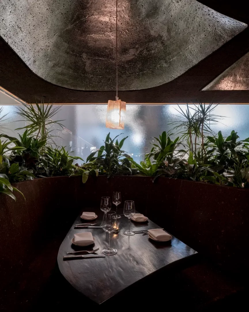 New Museum'daki Oberon müze restoranının Portekiz'den gelen mantar panellerle kaplı mağarayı andıran, kavisli koyu renkli tavanı ve duvarları arasında, yemyeşil bitkilerin kuşattığı organik şekilli bir masada, tek bir sarkıt aydınlatmanın altında modern servis takımları ve kadehlerin zarifçe dizildiği çağdaş bir gastronomi deneyimi sunuluyor.