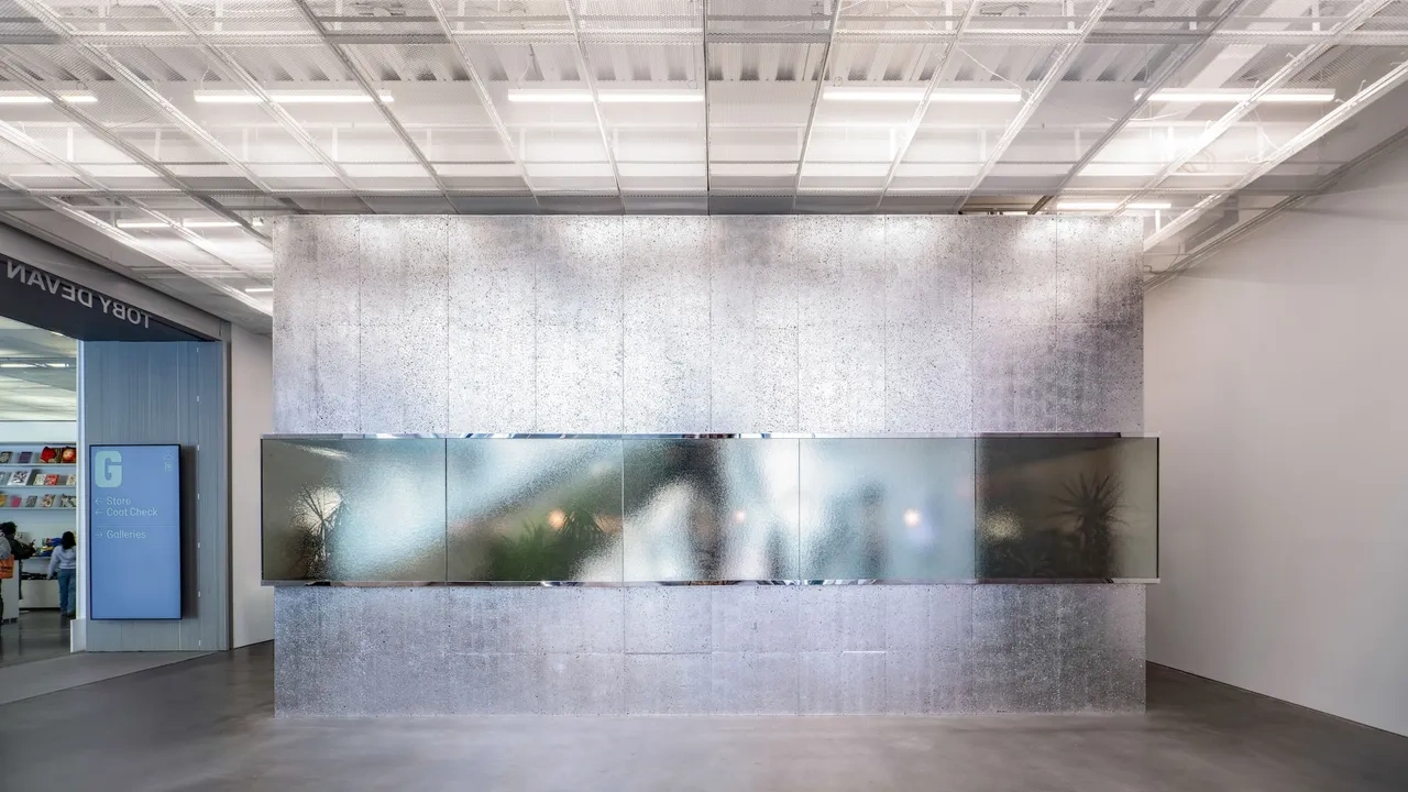 New Museum'daki Oberon müze restoranının, Portekiz'den getirilen mantar panelleriyle kaplı çağdaş tasarımlı duvarı, arkasında bitki siluetleri görünen buzlu cam paneller ve genel aydınlatma ile sanat ve gastronominin buluştuğu modern bir atmosfer sunuyor.
