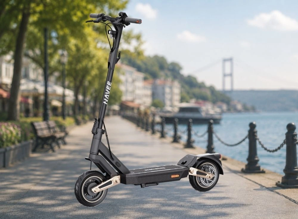 Marka Adı: Navee
Ürün Adı: Navee ST3 Elektrikli Scooter
Ürün Cinsiyeti: Unisex
Ürün Tipi: Elektrikli Scooter
Ürün Sezonsallığı: Belirtilmemiş
Ürün Çeşidi: Uzun Menzilli Elektrikli Scooter
Ürün Özellikleri: Navee ST3, modern ve dinamik tasarım çizgilerine sahip, siyah renkli bir elektrikli scooter'dır. Görselde belirgin altın/bronz renkli jant ve süspansiyon detayları şık bir görünüm sunar. Ön ve arka çamurlukları, sürüş güvenliğini artıran far ve stop lambası mevcuttur. 1000 W motor gücü ve 60 km menziliyle uzun mesafeli kullanımlar için idealdir. 490 Wh batarya kapasitesi, 8 saat şarj süresi ve 120 kg taşıma kapasitesi sunar. 25 kg ağırlığındaki bu model, konfor odaklı yapısıyla şehir içi sürüşlerde avantaj sağlarken, günlük kullanıma uygun güçlü batarya sistemiyle kesintisiz bir deneyim sunar.
Öne Çıkan Detaylar:
- 60 km'ye kadar uzun menzil performansı
- Modern tasarım çizgileri ve altın/bronz renkli detaylar
- 1000 W güçlü motor ve gelişmiş sürüş teknolojileri
Kimler Kullanıyor?: Ulaşımında uzun menzili ve teknolojik yenilikleri tercih edenler, şarj etme sıklığını azaltmak isteyenler ve şehir içi sürüşlerinde konfor ve performansı bir arada arayan herkes için ideal bir seçenektir. Modern ve dinamik bir tarza sahip, güvenilir ve pratik bir sürüş deneyimi bekleyen bireyler bu scooterı günlük yaşamlarına kolayca entegre edebilir.