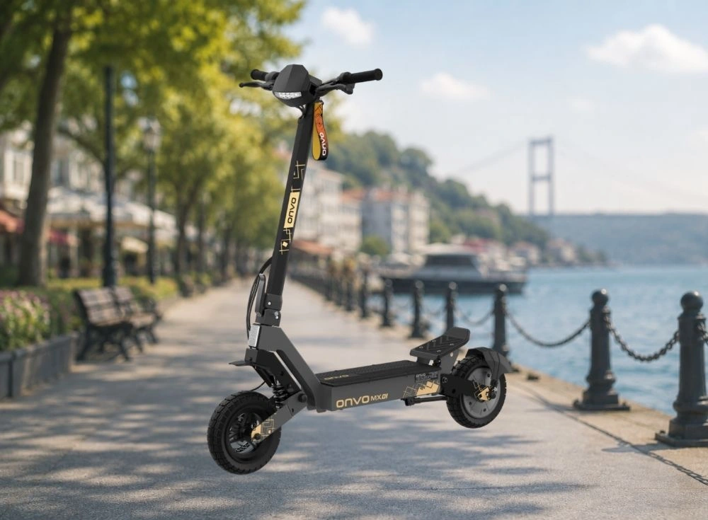 Marka Adı: ONVO
Ürün Adı: ONVO MX-01 Unisex Elektrikli Scooter
Ürün Cinsiyeti: Unisex
Ürün Tipi: Elektrikli Scooter
Ürün Sezonsallığı: Belirtilmemiş
Ürün Çeşidi: Şehir İçi Elektrikli Scooter
Ürün Özellikleri: ONVO MX-01 elektrikli scooter, siyah ve gri tonlarda, modern ve minimalist bir tasarıma sahiptir. Sağlam alüminyum alaşım iskeleti sayesinde 16 kg ağırlığıyla kolayca taşınabilir ve kompakt yapısı depolama kolaylığı sunar. Ön panelinde entegre güçlü LED aydınlatma, sürüş güvenliğini destekler. 800 W motor gücü ile 25 km/sa hıza ulaşabilir ve tek şarjla 40 km menzil sunan 624 Wh bataryası, günlük şehir içi kullanımlar için idealdir. Ön tekerleğinde görülen disk fren sistemi, güvenli ve etkili duruş sağlar. Direksiyon mili ve platform üzerindeki altın renkli ONVO logosu ve grafik detayları, ürüne şık bir dokunuş katar.
Öne Çıkan Detaylar:
- Entegre LED ön aydınlatma ve modern tasarım çizgileri
- Siyah gövde üzerinde altın sarısı ONVO logosu ve şık grafik detaylar
- Kompakt ve hafif yapısıyla kolay depolama ve taşınabilirlik
Kimler Kullanıyor?: Bu elektrikli scooter, şehir içinde pratik ve ekonomik bir ulaşım çözümü arayan öğrencilerden, günlük kısa ve orta mesafeli yolculuklarını daha keyifli hale getirmek isteyenlere kadar geniş bir kullanıcı kitlesine hitap eder. Bütçe dostu fiyatıyla dikkat çekerken, hafif ve kompakt yapısı sayesinde toplu taşıma ile entegre kullanım veya depolama kolaylığı arayan herkes için ideal bir seçenektir.