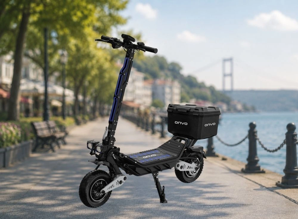 Marka Adı: ONVO
Ürün Adı: ONVO Unisex RX-09 Elektrikli Scooter
Ürün Cinsiyeti: Unisex
Ürün Tipi: Elektrikli Scooter
Ürün Sezonsallığı: Dört Mevsim
Ürün Çeşidi: Performans Elektrikli Scooter
Ürün Özellikleri: ONVO RX-09, siyah ana gövdesi üzerinde mavi detaylar ve ONVO logolu geniş arka saklama kutusuyla dikkat çeken, güçlü ve modern bir elektrikli scooter modelidir. 3000 W motor gücü ve 1114 Wh batarya kapasitesi sayesinde 65 km'ye kadar menzil sunarak günlük ve uzun mesafe sürüşleri için idealdir. Maksimum 25 km/s hıza ulaşabilen bu scooter, sağlam metal alaşım bir çerçeveye sahiptir. 12 inçlik havalı lastikleri ve hem önde hem de arkada bulunan çift süspansiyon sistemi, bozuk zeminlerde bile üstün sürüş konforu ve yol tutuşu sağlar. Ön kısmındaki güçlü farlar ve geniş taban alanı, hem güvenlik hem de kullanım kolaylığı sunar. 120 kg taşıma kapasitesi ve 50.2 kg ağırlığı ile performans ve dayanıklılık odaklı bir yapıya sahiptir.
Öne Çıkan Detaylar:
- 3000 W güçlü motoruyla üstün hızlanma performansı ve yokuş tırmanma kabiliyeti
- 12 inç havalı lastikler ve çift süspansiyon sistemi sayesinde yüksek sürüş konforu ve yol tutuşu
- ONVO markalı entegre arka saklama kutusu ile pratik ve güvenli taşıma çözümü
Kimler Kullanıyor?: Bu elektrikli scooter, günlük ulaşımında hız, güç ve konforu bir arada arayan herkes için idealdir. Şehir içi trafiğinde pratik ve hızlı çözümler arayan profesyonellerden, hafta sonu keyifli gezintiler yapmak isteyen macera tutkunlarına kadar geniş bir kullanıcı kitlesine hitap eder. Özellikle yokuşlu bölgelerde yaşayanlar veya standart scooter'lardan daha yüksek performans ve taşıma kapasitesi bekleyenler için uygundur. Aktif yaşam tarzını benimseyen, eşyalarını güvenle taşımak ve her yol koşulunda üstün bir sürüş deneyimi yaşamak isteyen bireyler bu modeli tercih edebilir.