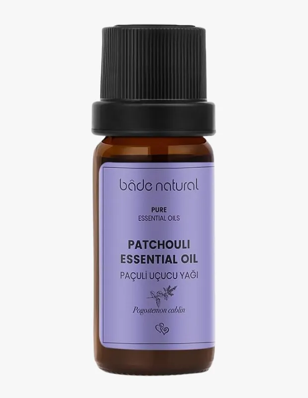 Marka Adı: Bade Natural
Ürün Cinsiyeti: Belirtilmemiş
Ürün Tipi: Uçucu Yağ
Ürün Sezonsallığı: Belirtilmemiş
Ürün Çeşidi: Paçuli Uçucu Yağı
Ürün Özellikleri: Ürün, Bade Natural markasına ait, koyu amber rengi cam şişede sunulan saf bir paçuli uçucu yağıdır. Şişe üzerinde PURE Essential Oils (Saf Uçucu Yağlar) ibaresi ve Pogostemon cablin botanik adı yer almaktadır. Koyu cam şişe, ışığa duyarlı yağın kalitesini korumak amacıyla tasarlanmıştır. Siyah, yivli kapağı ile pratik bir kullanıma sahiptir. Mor ve beyaz tonlardaki minimalist etiket tasarımı, ürünün doğal ve saf içeriğini yansıtan bir estetiğe sahiptir.
Öne Çıkan Detaylar:
- Saf ve doğal paçuli uçucu yağı.
- Topraklayıcı etkisiyle kök çakrayı dengelemeye yardımcı.
- Işıktan korunmayı sağlayan koyu renkli cam ambalaj.
Kimler Kullanıyor?: Aromaterapi ve doğal şifa yöntemlerine ilgi duyan, yaşamlarında denge ve huzur arayan bireyler bu ürünü tercih edebilir. Özellikle çakra dengeleme çalışmaları yapanlar, meditasyon veya ruhsal pratiklerini desteklemek isteyenler için uygundur. Kendini daha topraklanmış, stabil ve mevcut ana odaklanmış hissetmek isteyen, doğal ve odunsu kokuları seven herkes bu paçuli uçucu yağını günlük rutinlerine dahil edebilir.