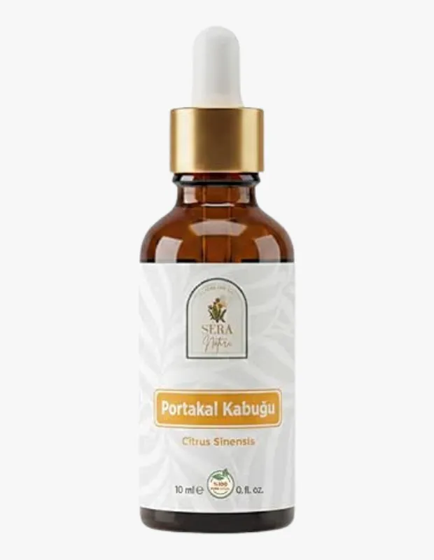 Marka Adı: Nature For You Sera Natura
Ürün Cinsiyeti: Cinsiyetsiz
Ürün Tipi: Uçucu Yağ
Ürün Sezonsallığı: Belirtilmemiş
Ürün Çeşidi: Portakal Kabuğu
Ürün Özellikleri: Bu ürün, 10 ml hacminde amber renkli cam bir damlalıklı şişede sunulan saf portakal kabuğu uçucu yağıdır (Citrus Sinensis). Altın rengi kapak ve beyaz damlalık başlığı ile zarif ve işlevsel bir tasarıma sahiptir. Etiketinde ürünün %100 doğal içeriğe sahip olduğunu gösteren bir ikon bulunmaktadır. Sakral çakrayı dengelemek için önerilen bu tatlı portakal yağı, sıvı güneş ışığı gibi karamsarlığı dağıtır, çocuksu bir merak uyandırır ve yaratıcılığı tetikleyen pozitif bir enerji yayar.
Öne Çıkan Detaylar:
- Sakral çakranın dengelenmesine yardımcı olur.
- Yaratıcılığı ve neşeyi artırarak duygusal özgürlük sunar.
- %100 doğal portakal kabuğu (Citrus Sinensis) içeriği.
Kimler Kullanıyor?: Aromaterapiye ilgi duyan, doğal yollarla içsel denge ve ruhsal refah arayan kişiler bu ürünü tercih edebilir. Özellikle yaratıcılığını artırmak, yaşama sevincini yeniden keşfetmek ve duygusal akışkanlığını güçlendirmek isteyenler için idealdir. Doğal ve saf uçucu yağların dönüştürücü gücüne inanan, çakra dengeleme uygulamalarına meraklı ve günlük rutinlerine pozitif enerji katmak isteyen herkesin kullanımına uygundur.