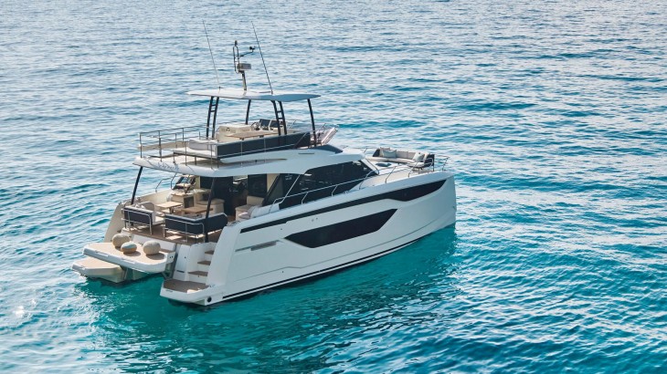 Prestige M48 lüks, çift gövdeli, modern motor katamaran, yaz günü gündüz vakti arka havuzluk görüntüsü