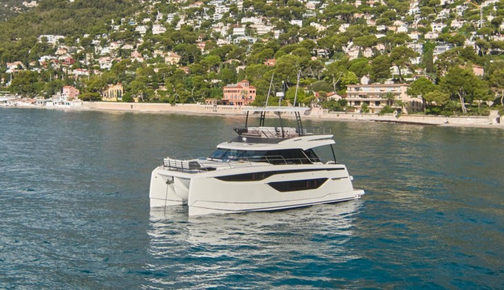 Prestige M48 lüks, çift gövdeli, modern motor katamaran, yaz günü gündüz vakti, doğal bir koyda