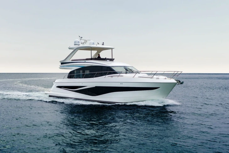 Seyir halinde Princess F58 lüks flybridge motor yat, beyaz renk, İngiliz tasarımı
