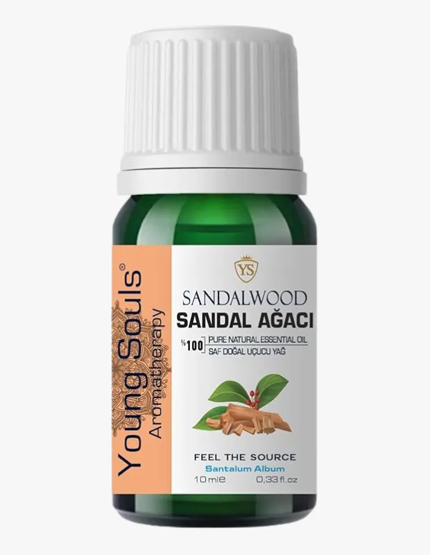 Marka Adı: Young Souls Aromatherapy
Ürün Cinsiyeti: Belirtilmemiş
Ürün Tipi: Uçucu Yağ
Ürün Sezonsallığı: Belirtilmemiş
Ürün Çeşidi: Sandal Ağacı
Ürün Özellikleri: Young Souls Aromatherapy markasına ait bu ürün, beyaz kapaklı ve yeşil cam şişede sunulan 10 ml (%0.33 fl.oz) hacminde %100 saf doğal sandal ağacı uçucu yağıdır. Santalum Album botanik adıyla bilinen bu yağ, etiketinde yer alan sandal ağacı görseliyle kimliğini vurgular. Zihni sakinleştirme, farkındalığı artırma, duygusal derinliği destekleme ve spiritüel bir topraklama hissi sağlama özellikleriyle öne çıkar.
Öne Çıkan Detaylar:
- %100 saf ve doğal sandal ağacı uçucu yağıdır.
- Zihni sakinleştirme ve farkındalığı artırma özelliği taşır.
- Hem topraklayıcı hem de spiritüel bir aromaya sahiptir.
Kimler Kullanıyor?: Aromaterapinin dönüştürücü gücüne inanan, günlük hayatın koşuşturmacasında sakinlik ve denge arayan bireyler bu ürünü tercih edebilir. İçsel yolculuğunda derinleşmek, ruhsal farkındalığını artırmak, topraklanmış hissetmek ve duygusal yoğunlukları yönetmek isteyenler için idealdir. Yaratıcılığını beslemek, zihinsel berraklığa ulaşmak ve kendini daha iyi ifade etmek isteyen herkesin rutinine uyum sağlayabilir.