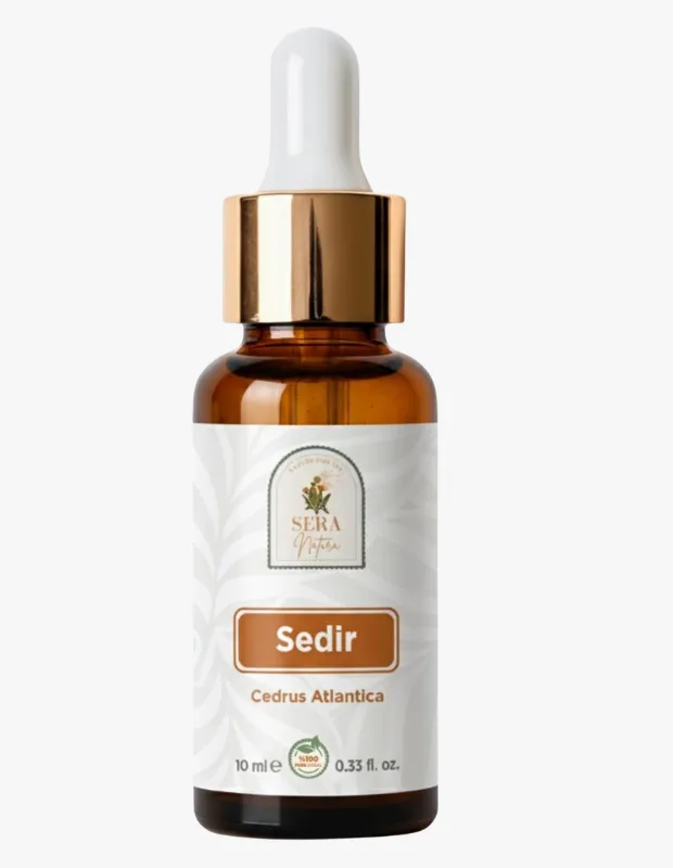Marka Adı: Sera Natura
Ürün Cinsiyeti: Belirtilmemiş
Ürün Tipi: Uçucu Yağ
Ürün Sezonsallığı: Belirtilmemiş
Ürün Çeşidi: Sedir Uçucu Yağı (Cedrus Atlantica)
Ürün Özellikleri: Amber renkli cam şişede sunulan bu sedir uçucu yağı, hassas uygulama için damlalıklı, beyaz ve altın renkli bir kapağa sahiptir. 10 ml hacimli ürün, %100 saf Cedrus Atlantica (Sedir Ağacı) özünden elde edilmiştir. Odunsu ve sıcak kokusuyla bilinen bu esansiyel yağ, aromaterapi uygulamalarında zihni berraklaştırma ve aidiyet hissini pekiştirme amacıyla kullanılır. Ürünün etiketi üzerinde yeşil yaprak figürlü, doğal temalı bir logo ve geri dönüştürülebilirliği belirten semboller yer almaktadır.
Öne Çıkan Detaylar:
- %100 saf Cedrus Atlantica (Sedir Ağacı) uçucu yağıdır.
- Aromaterapi uygulamaları için damlalıklı pratik şişe tasarımına sahiptir.
- Topraklayıcı, odunsu ve sıcak kokusuyla zihni berraklaştırmaya yardımcı olur.
Kimler Kullanıyor?: Yaşamın getirdiği hızlı tempoda denge arayan, iç huzuru ve zihinsel berraklığı önemseyen bireyler için idealdir. Aromaterapiye ilgi duyan, doğal yollarla ruhsal ve fiziksel iyilik hallerini desteklemeyi tercih eden, meditasyon ve çakra dengeleme gibi kişisel gelişim pratiklerine açık olan herkes bu sedir uçucu yağının topraklayıcı ve sakinleştirici etkisinden faydalanabilir. Kendini güvende hissetme, aidiyet duygusunu güçlendirme ve stresten arınma ihtiyacı hissedenler için değerli bir destektir.