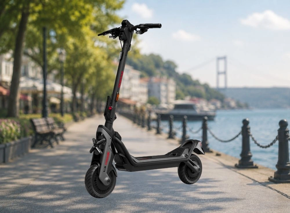 Marka Adı: Segway
Ürün Adı: Segway GT3 2400W Premium Elektrikli Scooter
Ürün Cinsiyeti: Unisex
Ürün Tipi: Elektrikli Scooter
Ürün Sezonsallığı: Belirtilmemiş
Ürün Çeşidi: Performans Elektrikli Scooter
Ürün Özellikleri: Segway GT3, modern ve sportif hatlara sahip koyu renkli tasarımı, kırmızı detayları ile öne çıkan, yüksek performans odaklı bir elektrikli scooterdır. Şehir içi ve uzun mesafe kullanımları için tasarlanmış sağlam gövde yapısı, dayanıklılık sunar. 2400W'lık güçlü motor kombinasyonu sayesinde dinamik bir hızlanma ve eğimli arazilerde etkili bir tırmanma kabiliyeti sağlar. Gelişmiş süspansiyon sistemi ve geniş tabanlı tekerlekleri, farklı yol koşullarında bile üstün konfor ve dengeli bir sürüş deneyimi sunar. 899 Wh kapasiteli bataryası ile 95 km'ye varan menzil imkanı tanırken, 150 kg'a kadar taşıma kapasitesiyle kullanıcılara esneklik sunar. Güvenli sürüş için entegre ön ve arka aydınlatma sistemleri bulunur.
Öne Çıkan Detaylar:
- Yüksek performans sağlayan 2400W güçlü motor.
- Gelişmiş süspansiyon sistemi ile üstün sürüş konforu ve yol tutuşu.
- Uzun mesafeler için ideal, 95 km'ye varan menzil.
Kimler Kullanıyor?: Günlük ulaşımında maksimum performansı ve uzun menzili bir arada arayan, şehir içinde veya uzun mesafelerde dinamik bir sürüş deneyimi bekleyen herkes için uygundur. Özellikle güçlü yokuş performansı ve yüksek taşıma kapasitesi ihtiyacı olanlar ile teknolojik ve premium donanımlara sahip bir ulaşım aracı tercih edenler bu elektrikli scooterı rahatlıkla kullanabilirler.