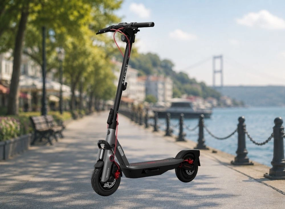 Marka Adı: Segway Ninebot
Ürün Adı: Segway Ninebot F3 Pro Elektrikli Scooter
Ürün Cinsiyeti: Unisex
Ürün Tipi: Elektrikli Scooter
Ürün Sezonsallığı: Belirtilmemiş
Ürün Çeşidi: Belirtilmemiş
Ürün Özellikleri: Bu Segway Ninebot F3 Pro elektrikli scooter, siyah ve gri tonlarında modern bir tasarıma sahiptir, kırmızı renkli kablo ve fren detaylarıyla dinamik bir görünüm kazanır. Şehir içi kullanım için tasarlanan bu model, 1200W motor gücü ve 70 km'ye varan menzili ile etkili bir performans sunar. Gelişmiş süspansiyon sistemi ve büyük havalı lastikleri sayesinde bozuk zeminlerde dahi konforlu ve dengeli bir sürüş deneyimi sağlarken, 120 kg taşıma kapasitesi ve 19,3 kg ağırlığıyla hem sağlam hem de taşınabilir bir yapı sunar. Ön tekerlekte disk fren mekanizması ve arka tekerlekte çamurluk mevcuttur.
Öne Çıkan Detaylar:
- Yüksek performans sunan 1200W motor gücü ve 70 km menzil.
- Gelişmiş süspansiyon sistemi ve büyük lastiklerle artırılmış sürüş konforu ve dengesi.
- Siyah-gri ana gövde üzerindeki kırmızı detaylar ile modern ve dinamik tasarım.
Kimler Kullanıyor?: Bu elektrikli scooter, şehir içinde her gün konforlu ve güvenli bir ulaşım arayan herkes için idealdir. İşe, okula veya günlük gezintilere giderken uzun menzili sayesinde sık şarj etme derdi olmadan özgürce hareket etmek isteyenler ve sürüş kalitesinden ödün vermek istemeyen kullanıcılar için uygun bir tercihtir. Modern ve dinamik tasarımıyla tarzına önem veren, aynı zamanda teknik performans ve sağlamlıktan beklentisi yüksek bireylerin tercihi olacaktır.