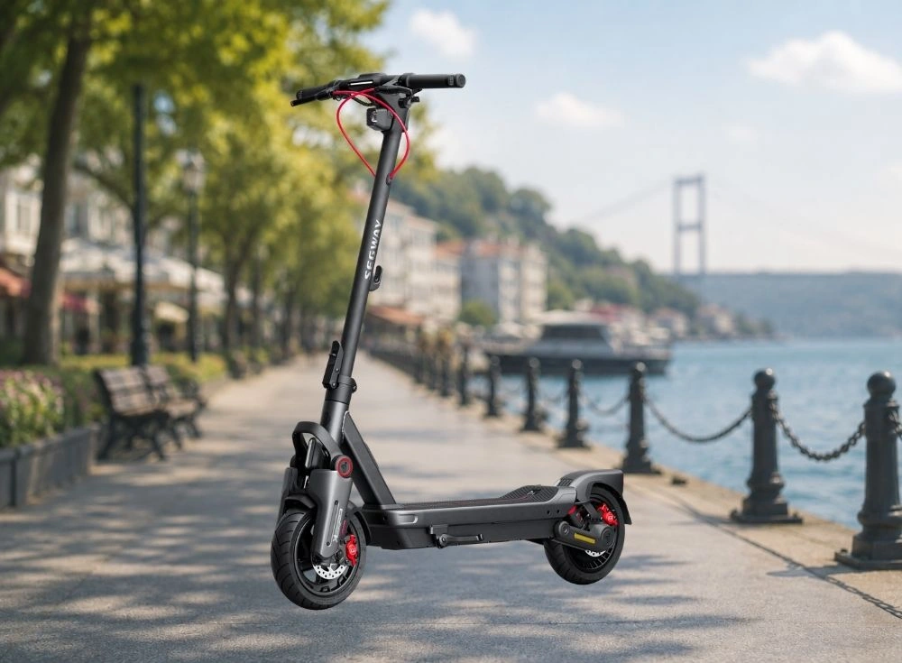 Marka Adı: Segway Ninebot
Ürün Adı: Segway Ninebot Max G3 Elektrikli Scooter
Ürün Cinsiyeti: Belirtilmemiş
Ürün Tipi: Elektrikli Scooter
Ürün Sezonsallığı: Belirtilmemiş
Ürün Çeşidi: Premium Elektrikli Scooter
Ürün Özellikleri: Bu Segway Ninebot elektrikli scooter, koyu gri ve siyah tonlarda modern ve şık bir tasarıma sahiptir. Ön ve arka tekerleklerde kırmızı detaylı disk frenleri ve ön tekerlekte belirgin süspansiyon sistemi ile hem güvenlik hem de sürüş konforu sunar. Geniş batarya kapasitesi sayesinde uzun günlük kullanımlara uygun bir yapıya sahiptir ve güçlü motoruyla farklı yol koşullarında konforlu bir sürüş deneyimi vadeder. Sağlam metal alaşımlı gövde yapısı, katlanabilir direksiyon mekanizması ve şık detaylarıyla şehir içi kullanım için tasarlanmıştır.
Öne Çıkan Detaylar:
- Kırmızı detaylı disk frenler ve ön tekerlekteki gelişmiş süspansiyon sistemi
- Uzun menzilli ve yüksek konfor odaklı sürüş deneyimi
- Dahili ekran ve Apple Find My desteği gibi akıllı entegrasyonlar
Kimler Kullanıyor?: Günlük rutininde uzun mesafeleri rahatlıkla katetmek isteyenler, sürüş konforuna öncelik verenler ve modern teknolojileri bir araya getiren premium bir elektrikli scooter deneyimi arayışında olan bireyler bu modeli tercih edebilir. Şehrin dinamik ritmine ayak uydururken aynı zamanda şık ve fonksiyonel bir ulaşım aracıyla kişisel tarzını yansıtmak isteyen herkes için uygun bir seçenektir.