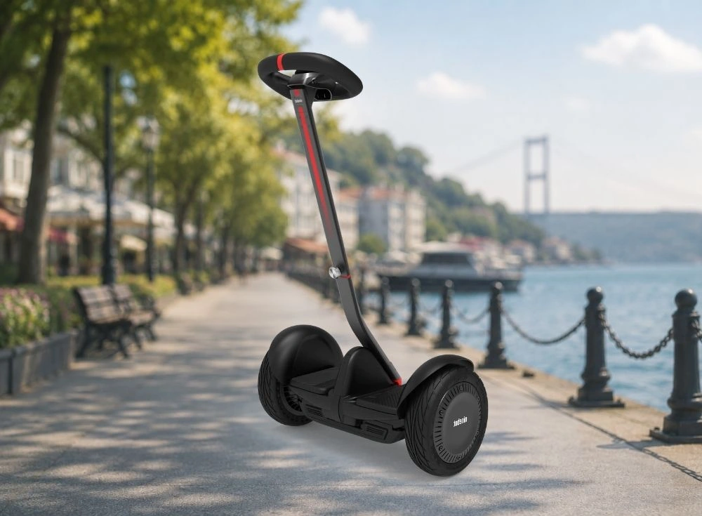 Marka Adı: Segway Ninebot
Ürün Adı: Segway Ninebot SMAX Unisex Elektrikli Denge Scooterı
Ürün Cinsiyeti: Unisex
Ürün Tipi: Denge Scooter
Ürün Sezonsallığı: Belirtilmemiş
Ürün Çeşidi: Elektrikli Denge Scooter
Ürün Özellikleri:
Bu Segway Ninebot SMAX, siyah renkli modern ve sportif tasarımıyla öne çıkan, iki tekerlekli bir elektrikli denge scooterıdır. 4800 W gücündeki motoru sayesinde yüksek performans ve hızlı ivmelenme sunar. 38 km menzili ve 432 Wh batarya kapasitesi ile şehir içi ulaşım ve kısa mesafeli gezintiler için uygun bir yapıdadır. Gelişmiş süspansiyon sistemi, engebeli yollarda bile konforlu bir sürüş deneyimi sağlarken, sağlam gövde yapısı ve 23 kg ağırlığı ile dayanıklılık ve dengeyi bir arada sunar. Ergonomik gidon kolunda bulunan kırmızı şerit detaylar, ürünün dinamik ve şık görünümünü tamamlar.
Öne Çıkan Detaylar:
- Güçlü 4800 W motor performansı
- Şık ve modern tasarım
- Gelişmiş süspansiyon sistemi ile konforlu sürüş
Kimler Kullanıyor?:
Yüksek performans ve sürüş konforunu bir arada arayan, şehir içi ulaşımda dinamik ve pratik bir çözüm bekleyenler bu Segway Ninebot SMAX elektrikli denge scooterını tercih edebilirler. Güçlü çekişe ve kaliteli bir yapıya önem veren, günlük mobilite deneyimlerinde premium standartlar arayan herkes için ideal bir alternatiftir.