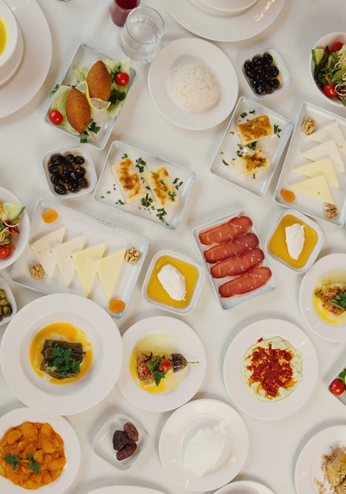 Sele Restaurant'da iftariyelikler, peynir tabakları, şarküteri ve ara sıcaklar 