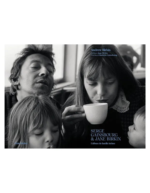 Serge Gainsbourg ve Jane Birkin’in çocuklarıyla birlikte yer aldığı siyah beyaz aile fotoğrafı