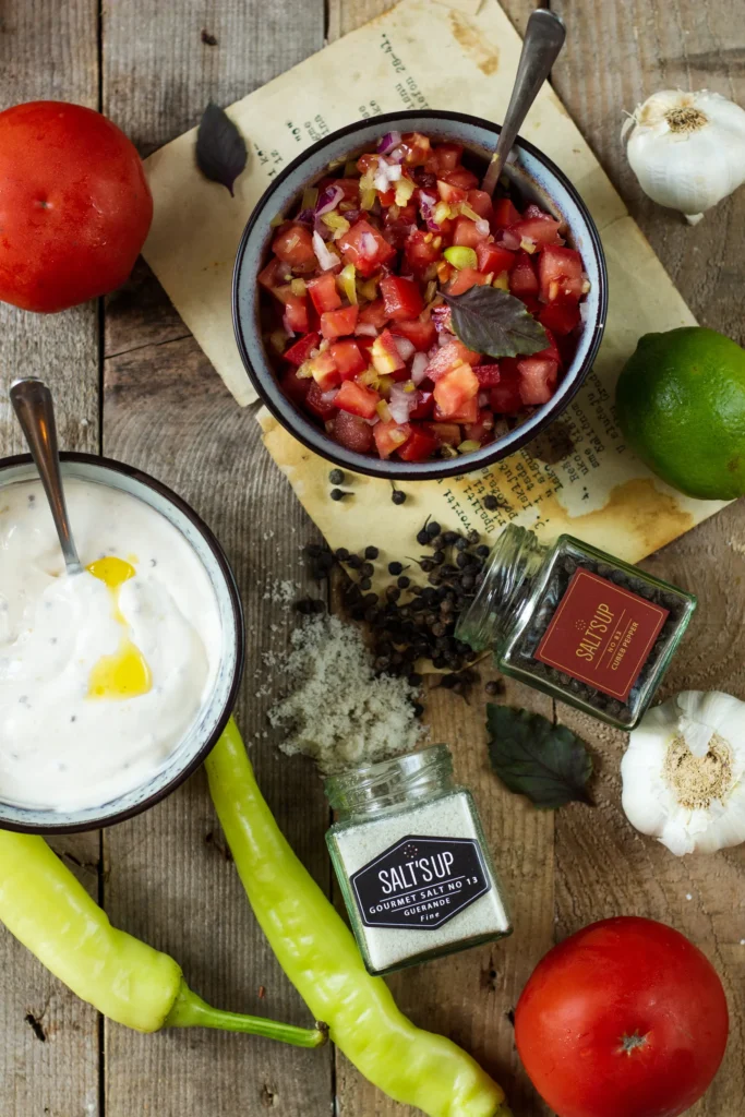 Çeşitli biberlerin ve salsa sosunun olduğu bir menü