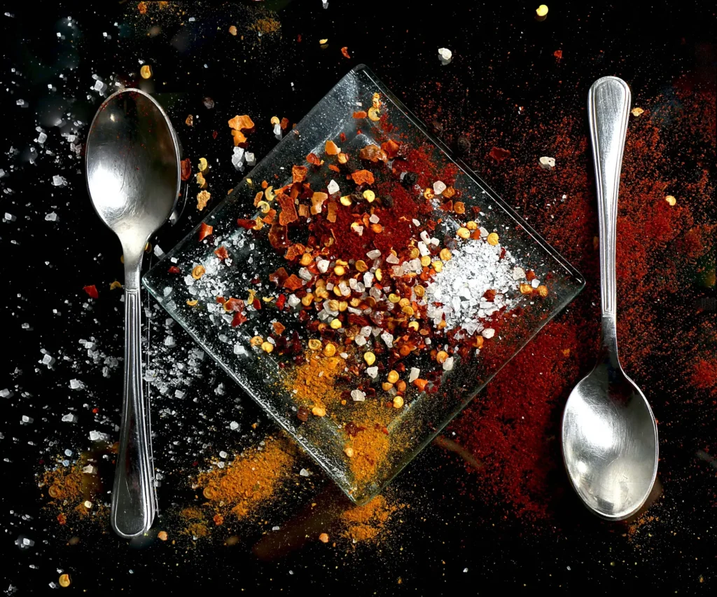 MSG, tuz ve biberin bulunduğu bir tabak