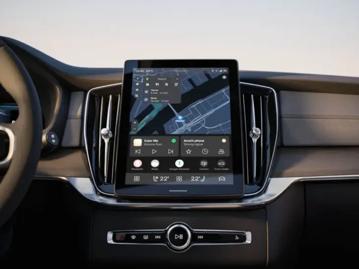 Yenilenen Volvo XC90'ın teknolojik ve modern iç tasarımında, sürücünün önünde yer alan 11.2 inçlik büyük dikey bilgi-eğlence ekranı, navigasyon ve multimedya kontrollerini Google hizmetleriyle akıcı bir şekilde sunarak konforlu bir sürüş deneyimi vadediyor.