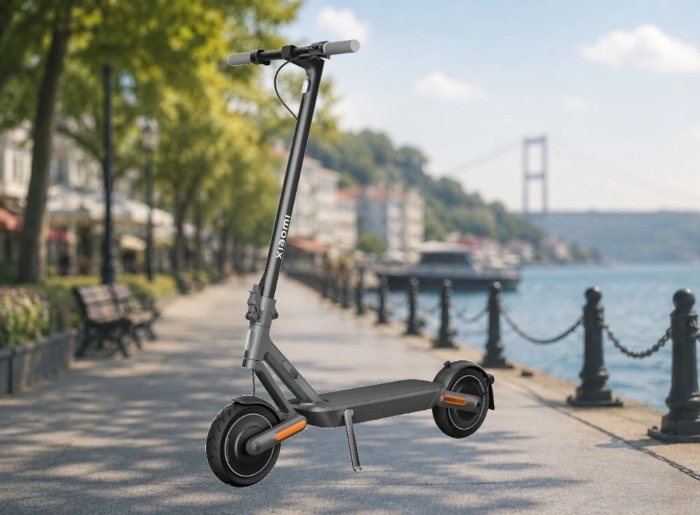 Marka Adı: Xiaomi
Ürün Adı: Xiaomi Mi 4 Ultra
Ürün Cinsiyeti: Unisex
Ürün Tipi: Elektrikli Scooter
Ürün Sezonsallığı: Dört Mevsim
Ürün Çeşidi: Şehir İçi Elektrikli Scooter
Ürün Özellikleri: Koyu gri tonlarındaki şık ve modern tasarıma sahip bu elektrikli scooter, sağlam ve kaliteli malzeme yapısıyla premium bir hissiyat sunar. Yüksek motor gücü ve çift süspansiyon sistemi sayesinde hem düz yollarda hem de eğimli güzergahlarda konforlu ve güçlü bir sürüş deneyimi vadeder. Büyük pnömatik lastikleri yol tutuşunu artırırken, ön ve arka tekerleklerdeki turuncu reflektörler ve çamurluklar fonksiyonelliği destekler. 940W motor gücü ve 561 Wh batarya kapasitesi ile 70 km'ye kadar uzun menzil sunarak günlük kullanımın ötesine geçer. Güvenli bir duruş için arka tekerlekte disk fren sistemi bulunur.
Öne Çıkan Detaylar:
- Çift süspansiyon sistemi ile engebeli yollarda bile yüksek sürüş konforu.
- 940W güçlü motoru sayesinde zorlu yokuşlarda ve hızlanmalarda üstün performans.
- Tek şarjla 70 km'ye kadar ulaşan uzun menzil kapasitesi.
Kimler Kullanıyor?: Gelişmiş bir şehir içi ulaşım deneyimi arayan, performansa ve konfora önem veren herkes bu scooterı tercih edebilir. Özellikle günlük rutinde uzun mesafeler kat eden, yokuşlu bölgelerde yaşayan ve kişisel ulaşımında dayanıklılık ile modern teknolojiyi bir arada arayan bireyler için idealdir. Kullanım kolaylığı ve premium tasarımıyla şehir hayatına dinamizm katmak isteyen herkesin beklentilerini karşılar.