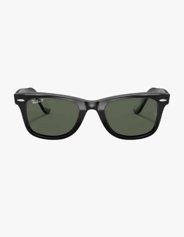 Ürün Cinsiyeti
Unisex
Ürün Tipi
Güneş Gözlüğü
Ürün Sezonsallığı
Dört Mevsim
Ürün Çeşidi
Wayfarer / Kare Form
Ürün Özellikleri
İkonik Wayfarer tasarımıyla öne çıkan Ray-Ban RB2140, siyah asetat çerçevesi ve yeşil kristal camlarıyla zamansız bir duruş sunar. Polarize cam yapısı, yansımaları azaltarak daha net ve konforlu bir görüş sağlarken, antirefle kaplama günlük kullanımda göz yorgunluğunu minimuma indirir. Kristal camlar yüksek optik kalite sunarken, asetat çerçeve hafifliği ve dayanıklılığıyla uzun süreli kullanıma uygundur. Dengeli ölçüleri ve standart köprü yapısı sayesinde farklı yüz tipleriyle uyum yakalar. Günlük şehir stilinden seyahat kombinlerine kadar geniş bir kullanım alanı sunan çok yönlü bir modeldir.
Öne Çıkan Detaylar
İkonik Wayfarer kare çerçeve formu
Polarize yeşil kristal camlar
Antirefle kaplama ile net görüş
Siyah asetat çerçeve ve saplar
Yüksek optik kalite ve dayanıklı yapı
İtalya menşeli üretim
Kimler Kullanıyor?
Klasik tasarımları modern bir tavırla taşımayı seven, stilinde zamansızlığa ve kaliteye önem veren kişiler bu modeli tercih ediyor. Günlük kombinlerinde güçlü ama sade bir aksesuar arayan, şehir hayatında konforlu ve karakterli bir görünüm yakalamak isteyen herkes için doğal bir tamamlayıcı.
Ray-Ban Wayfarer RB2140 polarize güneş gözlüğü, siyah asetat çerçevesi ve kristal camlarıyla zamansız stil, net görüş ve gün boyu konfor sunar.