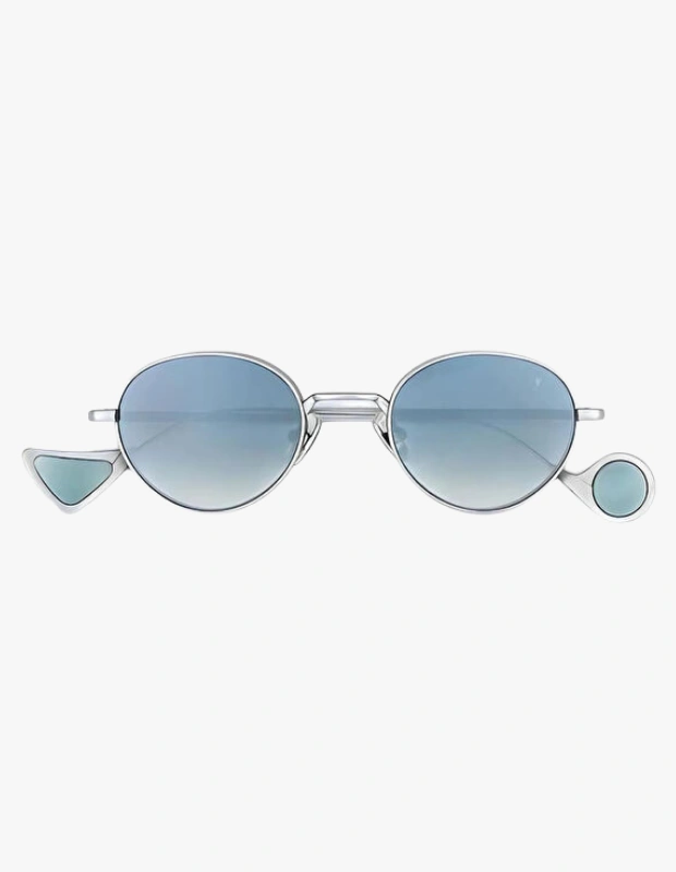 Ürün Cinsiyeti
Unisex
Ürün Tipi
Güneş Gözlüğü
Ürün Sezonsallığı
Yaz / Güneşli Mevsimler
Ürün Çeşidi
Unisex Metal Çerçeveli Güneş Gözlüğü
Ürün Özellikleri
Eyepetizer Alamillo 1‑26F Güneş Gözlüğü, şık metal çerçevesi ve güneş korumalı lensleriyle günlük stil ve tatil görünümleri için ideal bir aksesuar sunar. Zarif gümüş tonlu çerçevesi yüz hattına modern ve minimalist bir ifade verir; genişliği yaklaşık 47 mm olan lensleri geniş görüş sağlar. UV filtresi sayesinde zararlı güneş ışınlarına karşı etkili koruma sağlamayı hedefler. Unisex tasarımı ile hem kadın hem erkek kullanıcıların dış mekan aktivitelerinde stil sahibi ve fonksiyonel bir temiz görünüm sunar. Ürün Türkiye distribütörü tarafından 2 yıl garanti ile desteklenir.
Öne Çıkan Detaylar
Metal gümüş çerçeve ile modern estetik
Yaklaşık 47 mm genişlikte lensler
UV filtreli koruma
Unisex kullanım ile geniş stil uyumu
2 yıl garanti desteği
Kimler Kullanıyor?
Şehir stilinden tatil kombinlerine kadar geniş bir yelpazede sade ama anlamlı bir görünüm arayanlar için ideal. Hem günlük dış mekan aktivitelerinde hem de yaz sezonunda UV koruma ile birlikte stil detayı arayanların gardırobuna uyum sağlar.
Eyepetizer Alamillo güneş gözlüğü; metal çerçevesi ve UV-korumalı lensleriyle modern kombinlerde konforlu ve şık bir dokunuş sağlar.