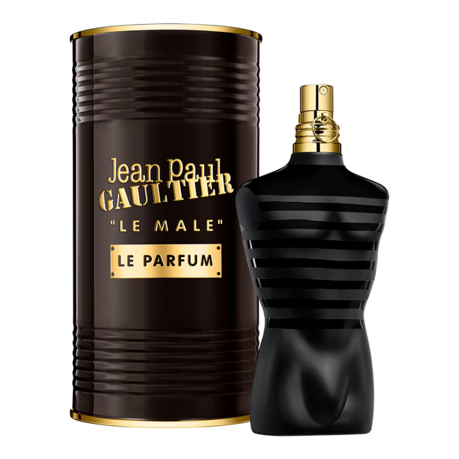 Siyah, erkek gövdesi şeklindeki, yatay çizgilere sahip ve altın rengi kapak detayları olan Jean Paul Gaultier Le Male Le Parfum şişesi, yanında markanın altın harflerle yazıldığı aynı tasarımdaki silindirik kutusuyla birlikte, hafta sonu spor-şık kombin önerilerine dinamik ve özgüvenli bir dokunuş katan karizmatik bir parfüm olarak karşımızda duruyor.