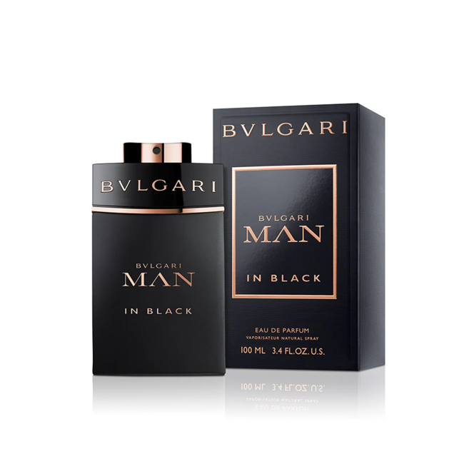 Güçlü ve maskülen bir tarzı tamamlamak için önerilen Bvlgari Man in Black adlı, koyu siyah renkli, kapak ve üzerindeki yazılarında parlak altın rengi detaylar barındıran şık bir parfüm şişesi ve aynı tasarım detaylarına sahip kutusu yansımalı bir zemin üzerinde sergileniyor, bu özel parfüm farklı kombin önerileri sunan bu içerikte resmi ve etkileyici bir görünüm için anahtar bir öğe olarak öne çıkıyor.