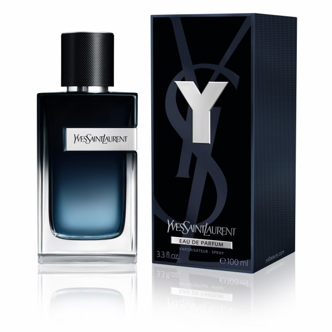 Açık renklerden koyu maviye geçiş yapan şık cam şişesi ve markanın ikonik Y logosunun yer aldığı siyah kutusuyla sergilenen Yves Saint Laurent Y Eau de Parfum, günlük kombinleri tamamlayacak ferah ve maskülen bir parfümdür.