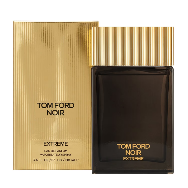 Dikdörtgen koyu renkli Tom Ford Noir Extreme parfüm şişesi ve yivli altın rengi kutusu, akşam davetleri için iddialı bir kombin önerisi olarak baharatlı, oryantal ve kremsi notalarıyla şık bir etki yaratır.